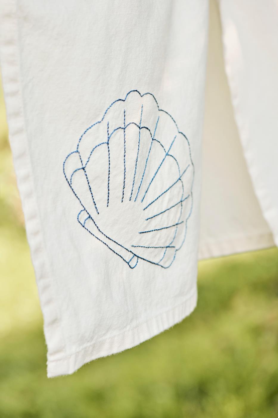 Kökshandduk broderad snäcka