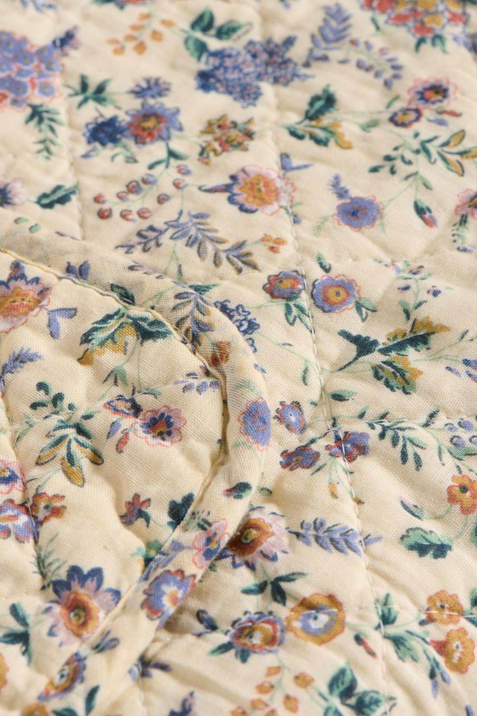 Quiltad pläd créme lila blomster 180 x 130 cm