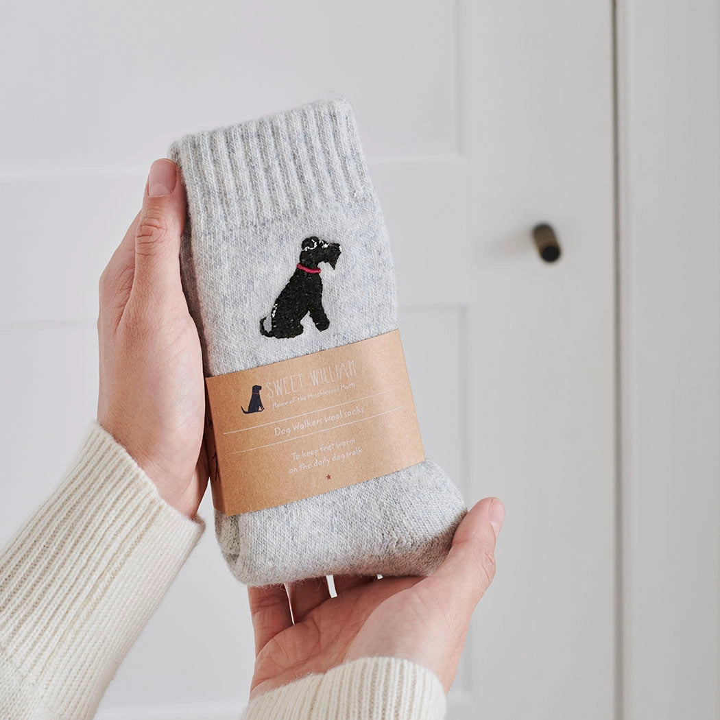 Socken mit gesticktem Hund – Schnauzer