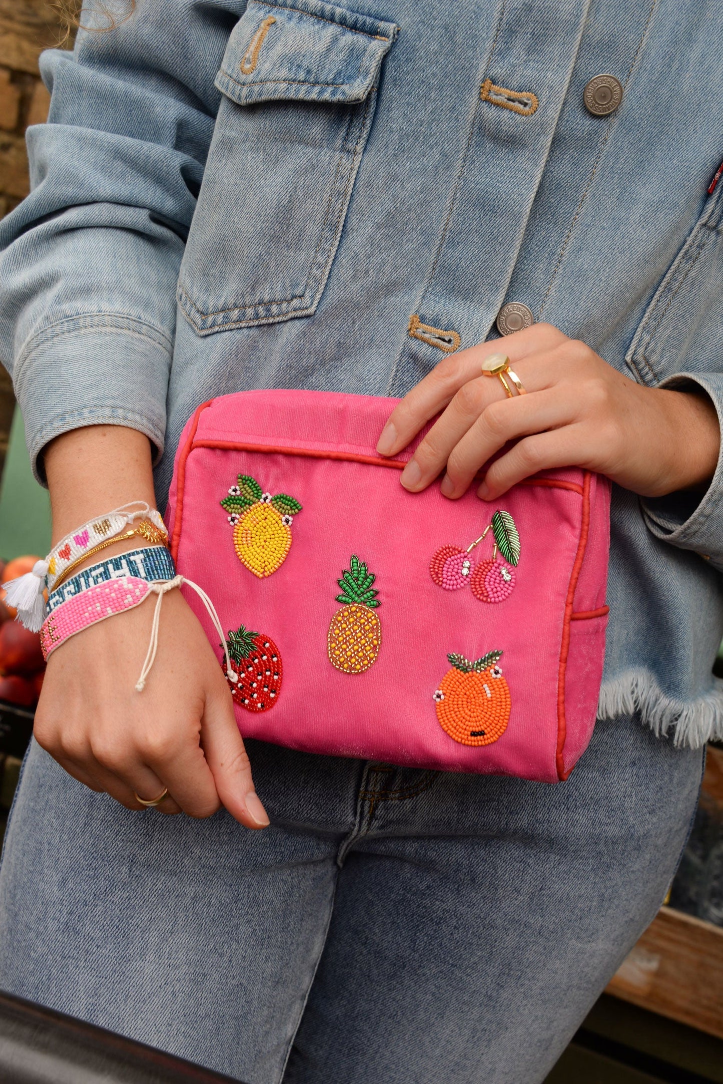 Broderad medium necessär/sminkväska frukter