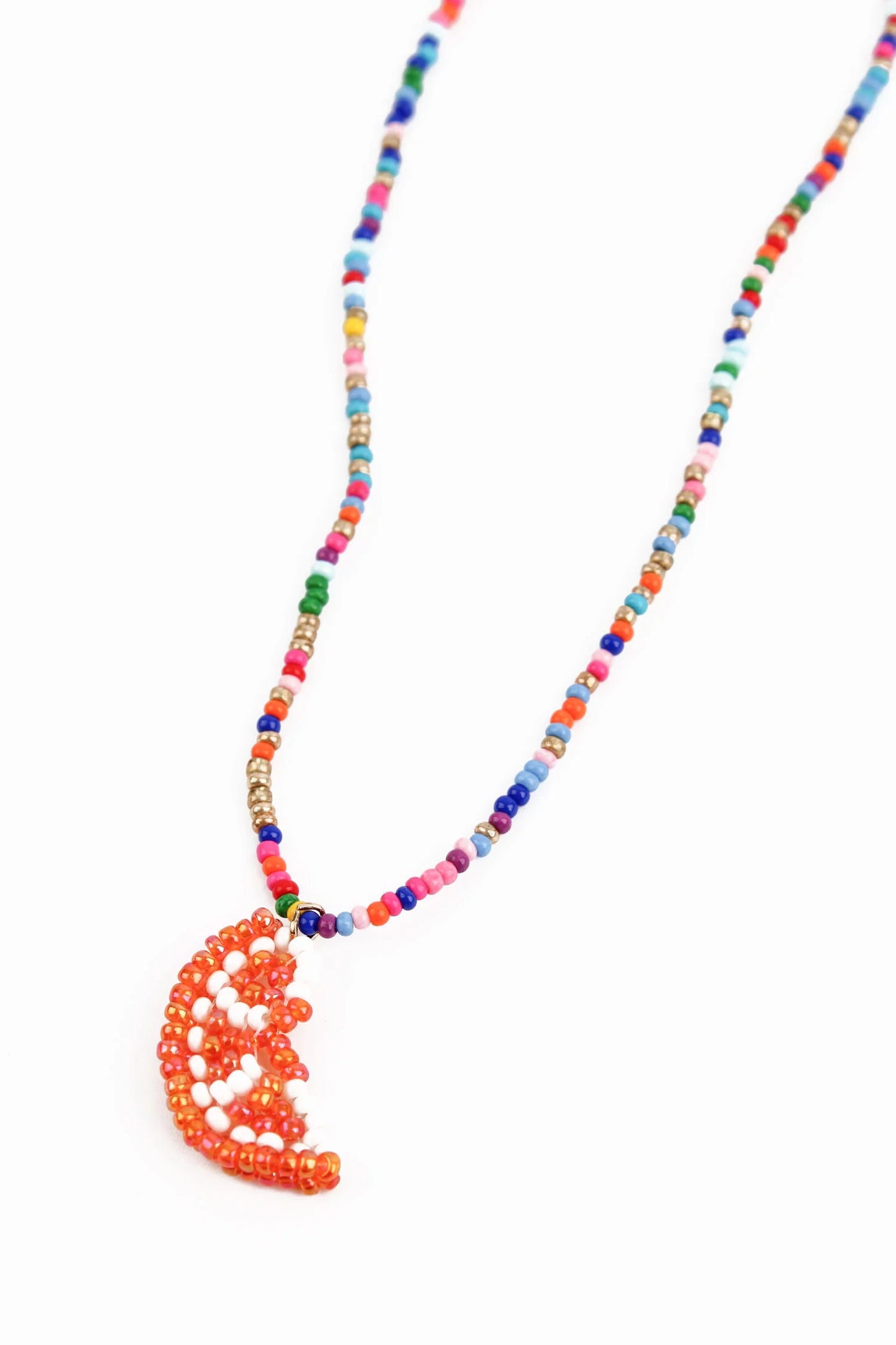 Halsband pärlor och apelsin