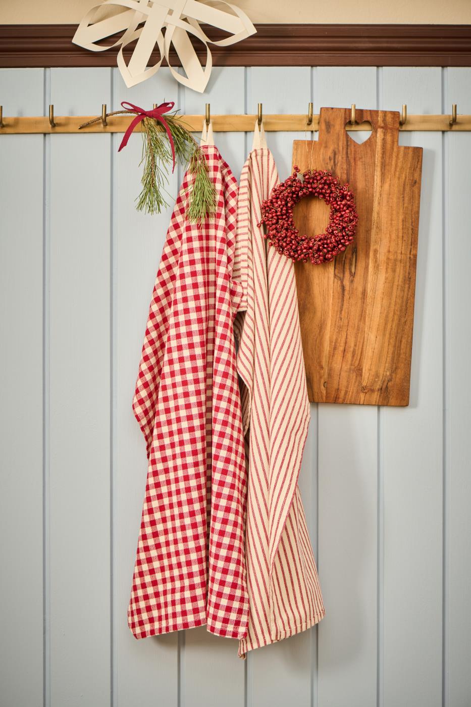 Krans med träpärlor röd