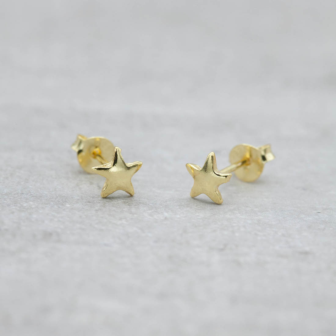 Örhängen liten stjärna guld