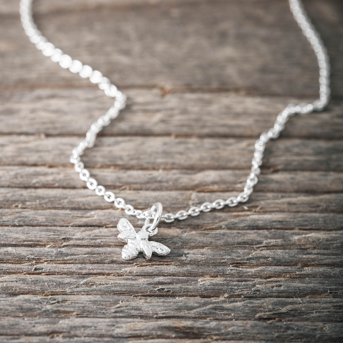 Halsband i silver bee your self