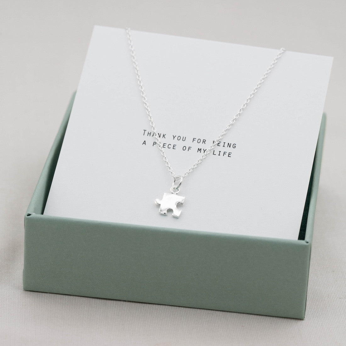 Silverhalsband pusselbit