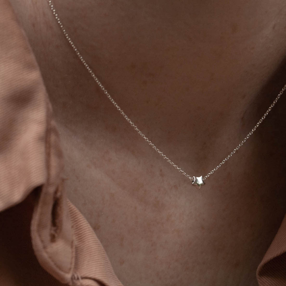 Silverhalsband liten stjärna