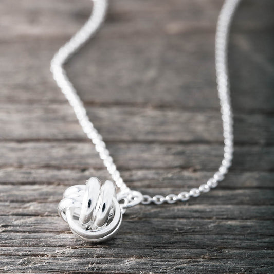 Silverhalsband rund kärleksknut