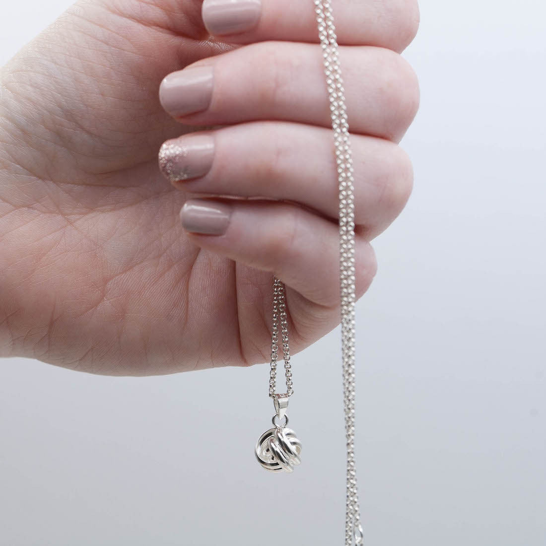 Silverhalsband rund kärleksknut