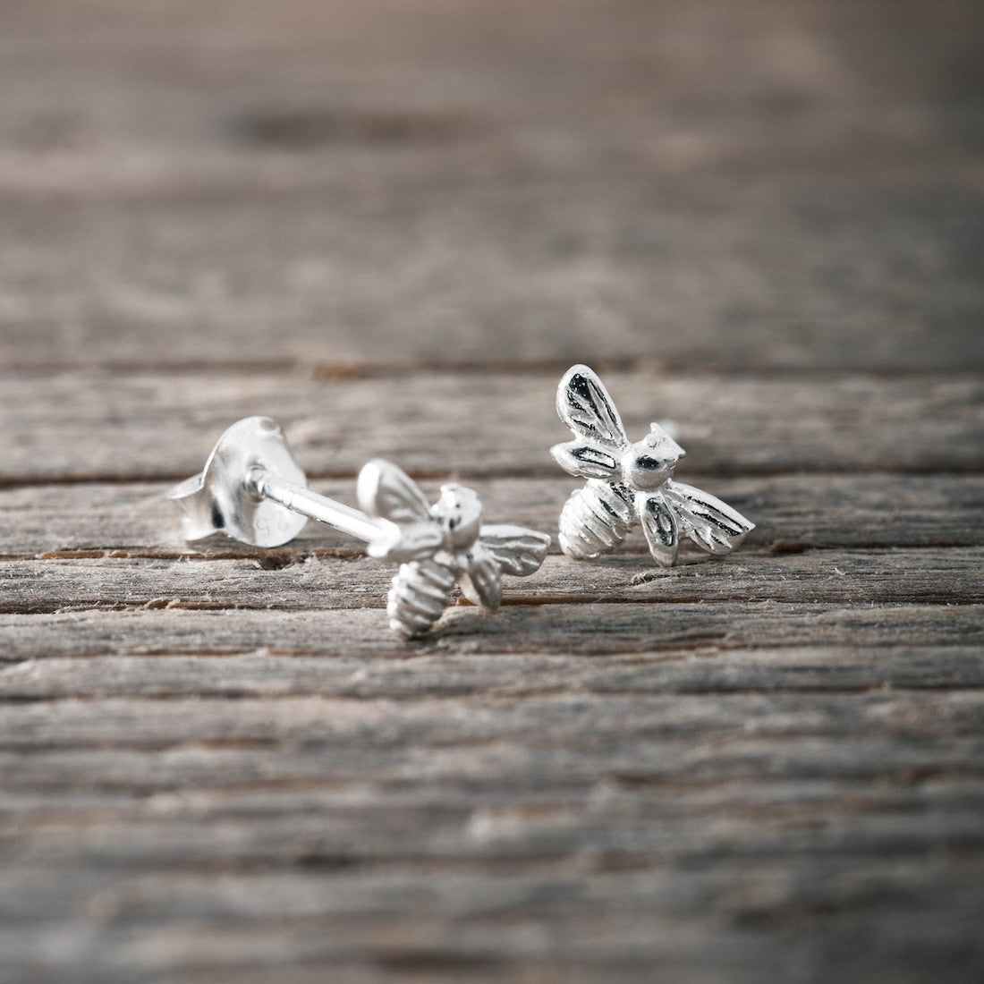 Örhängen i silver bee your self