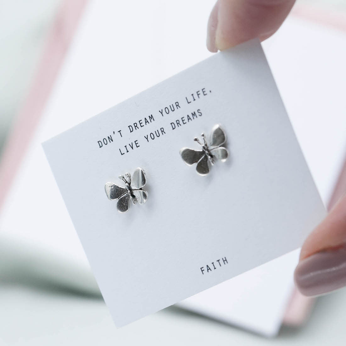 Örhängen i silver fjäril