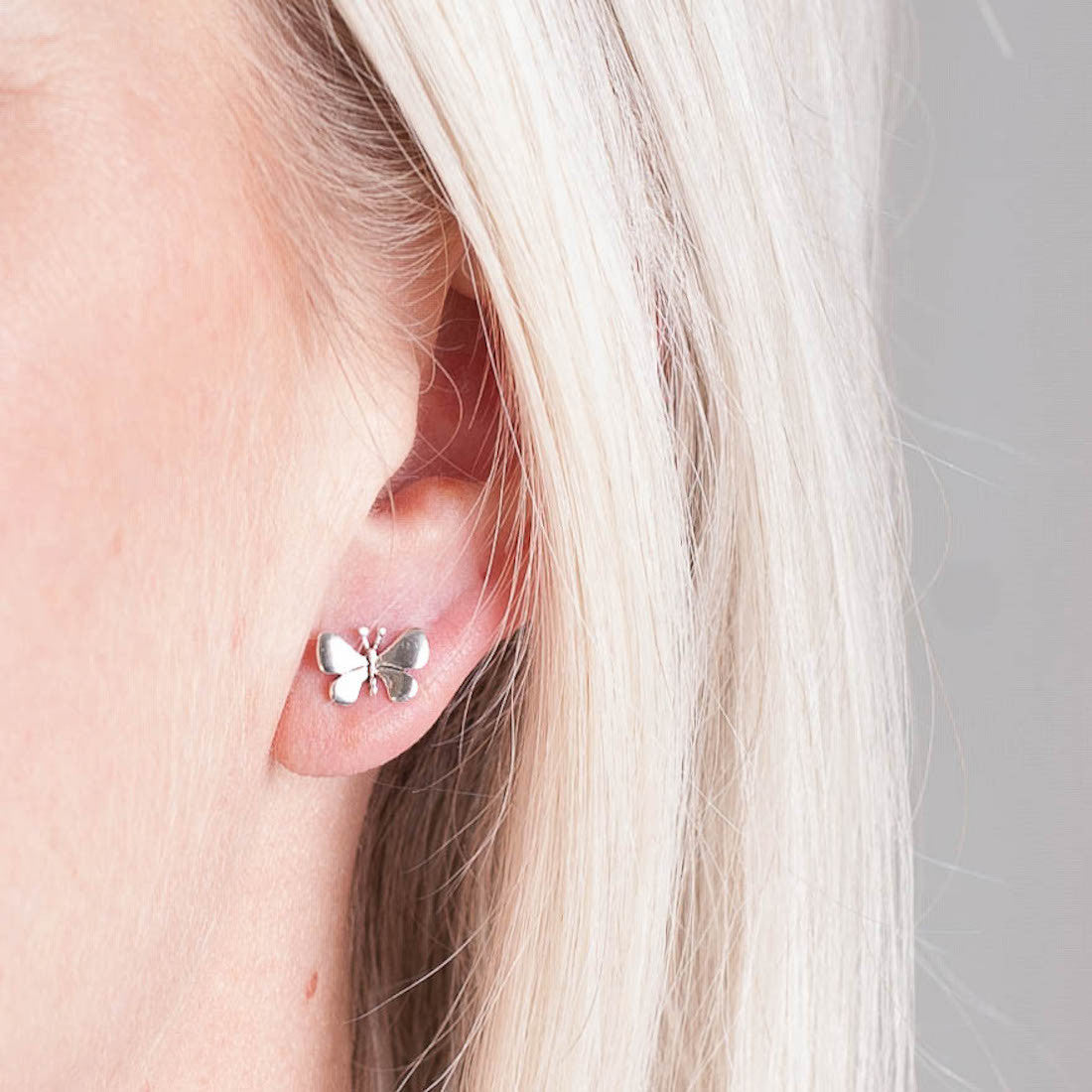 Örhängen i silver fjäril