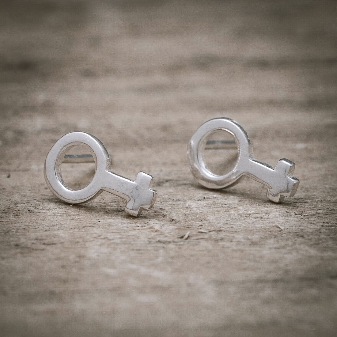 Örhängen i silver kvinnotecken
