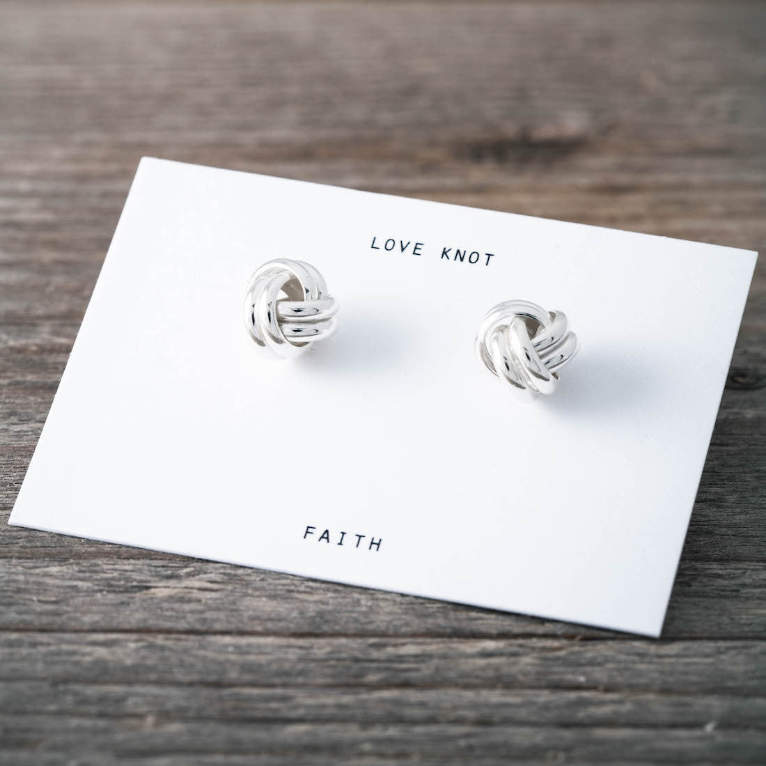 Silverörhängen kärleksknut