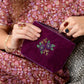Broderad medium sminkväska/necessär lila blommor