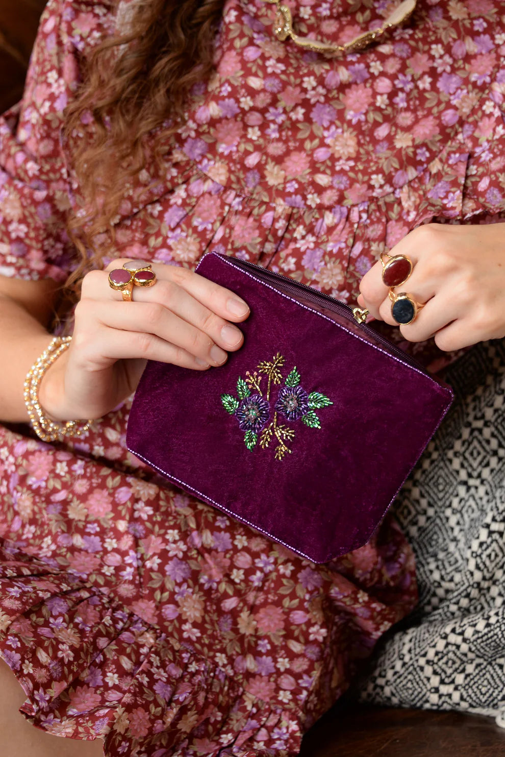Broderad medium sminkväska/necessär lila blommor