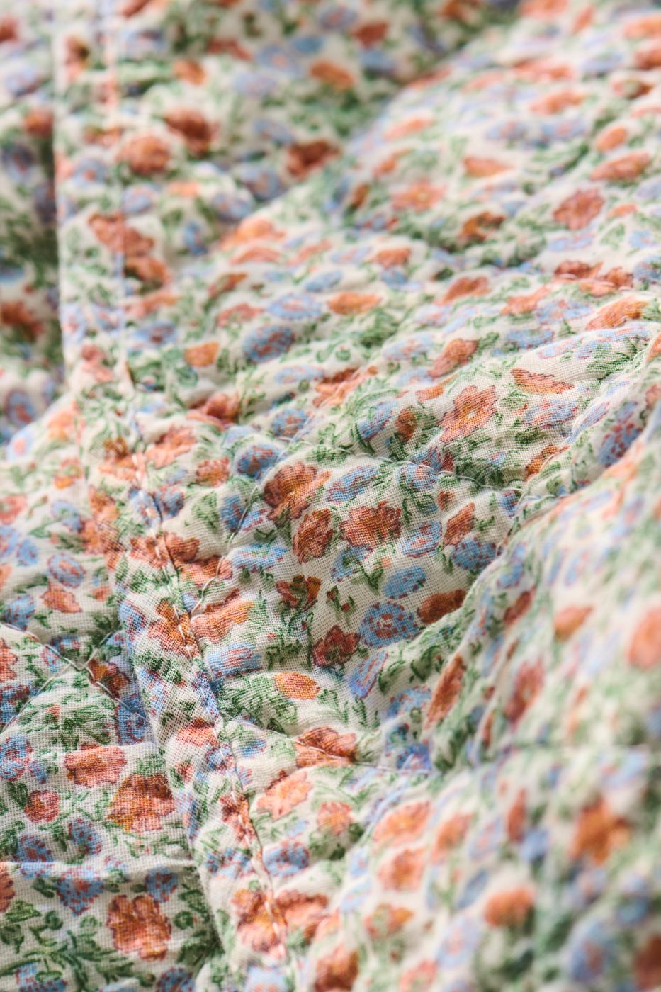 Quiltad pläd ljusblå orange blommor 180 x 130 cm