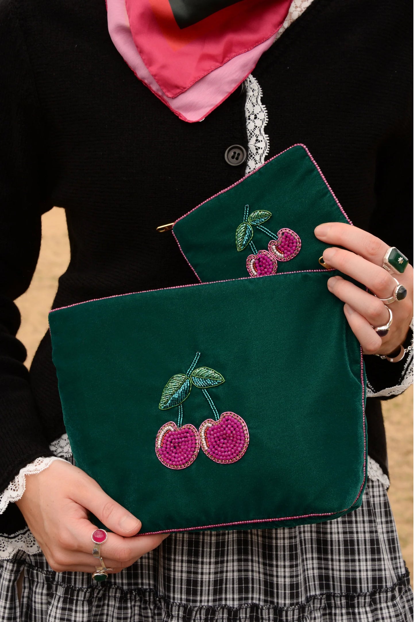 Broderad large sminkväska/necessär Körsbär