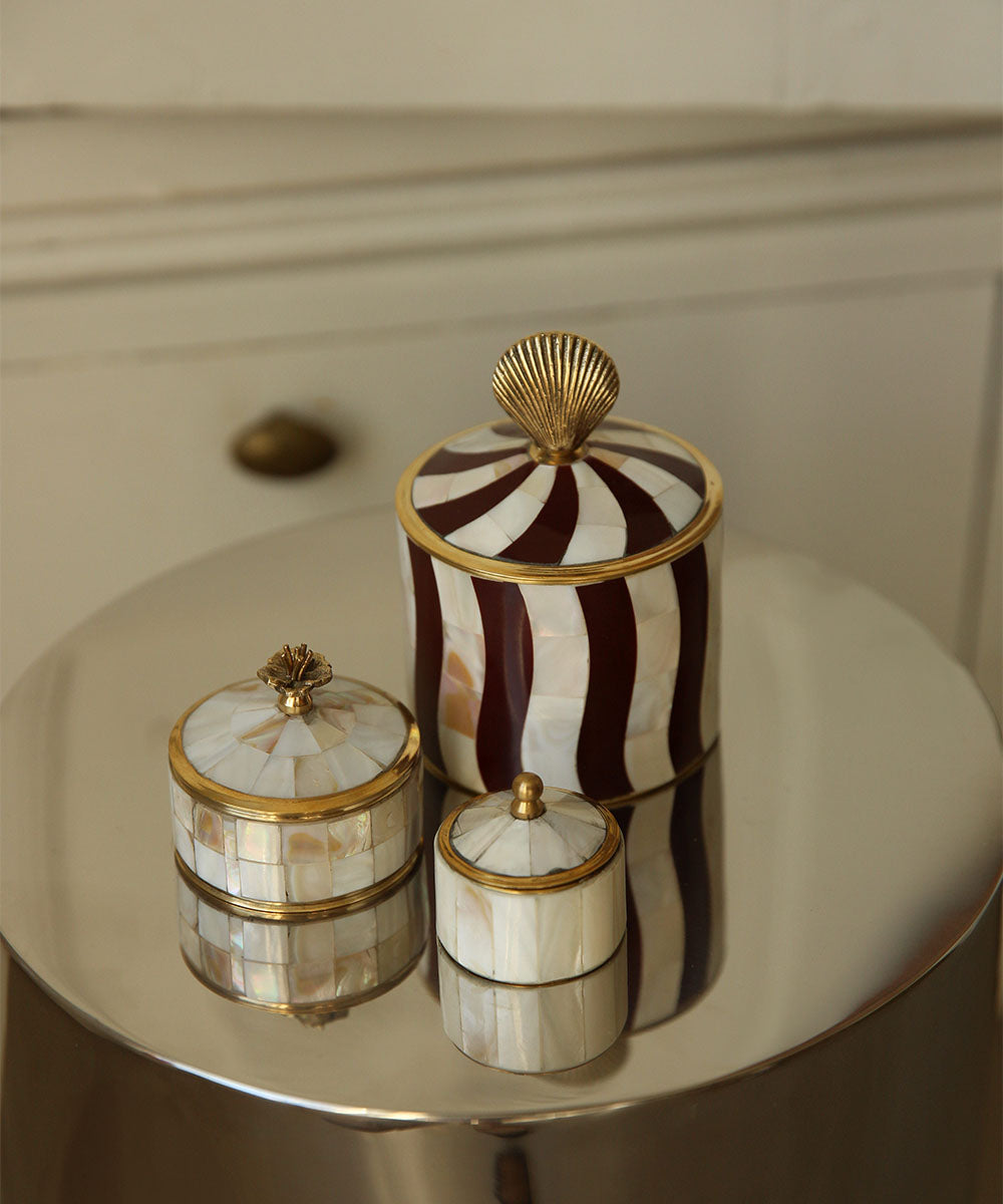 Maisie ask med blomma