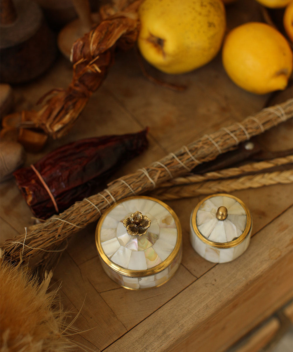 Maisie ask med blomma