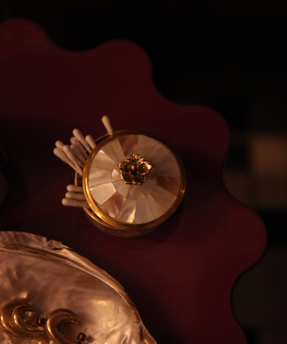 Maisie ask med blomma