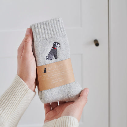 Socken mit gesticktem Hund – Schnauzer