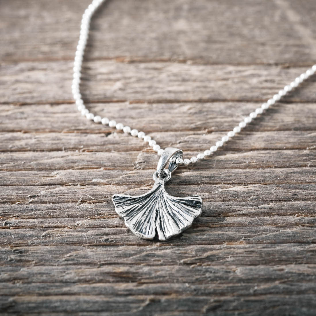 Halsband i silver ginkgoblad