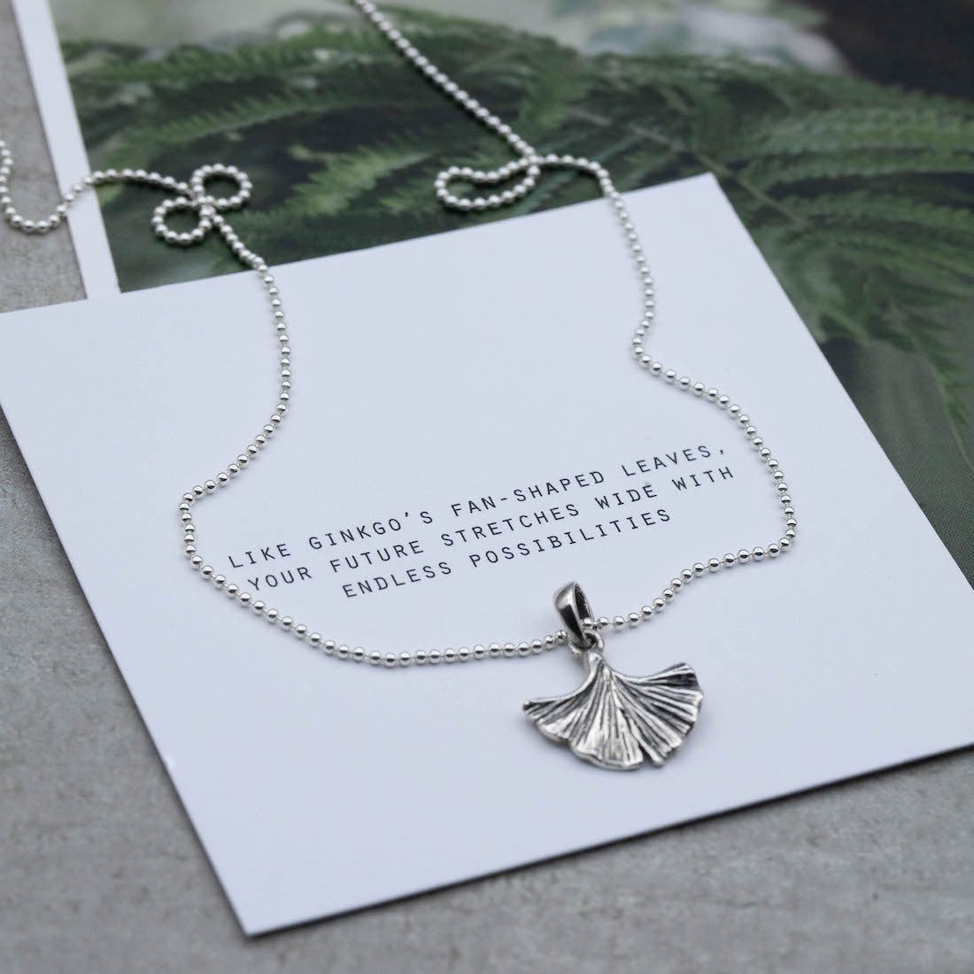 Halsband i silver ginkgoblad